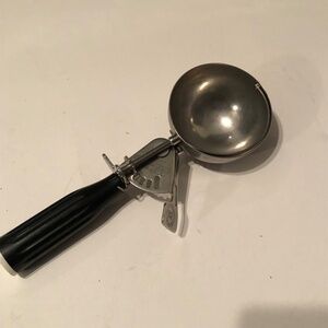 Hamilton Beach stainless steel ice cream scoop , large scoop, good condition